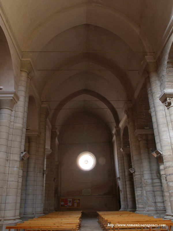 NAVE CENTRAL HACIA LOS PIES